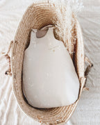 Offrez une gigoteuse personnalisée Ninona, confectionnée à la main en coton beige nid d’abeille et double gaze. Cette gigoteuse bébé assure chaleur, confort et sécurité dès la naissance. Cadeau de naissance idéal, chaque gigoteuse Ninona peut être brodée au prénom de l’enfant. Ninona propose des créations artisanales françaises, alliant douceur, qualité et authenticité, pour des nuits paisibles et pleines de tendresse.