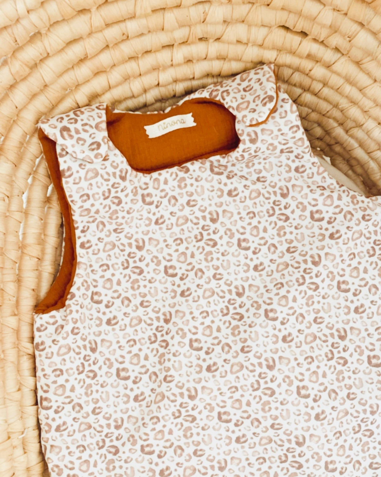 gigoteuse personnalisable en double gaze de coton et popeline de coton aux motifs léopard. Cette gigoteuse peut être utilisée dès la naissance et existe en version hiver, mi saison et été.
création originale: Ninona fait main en france