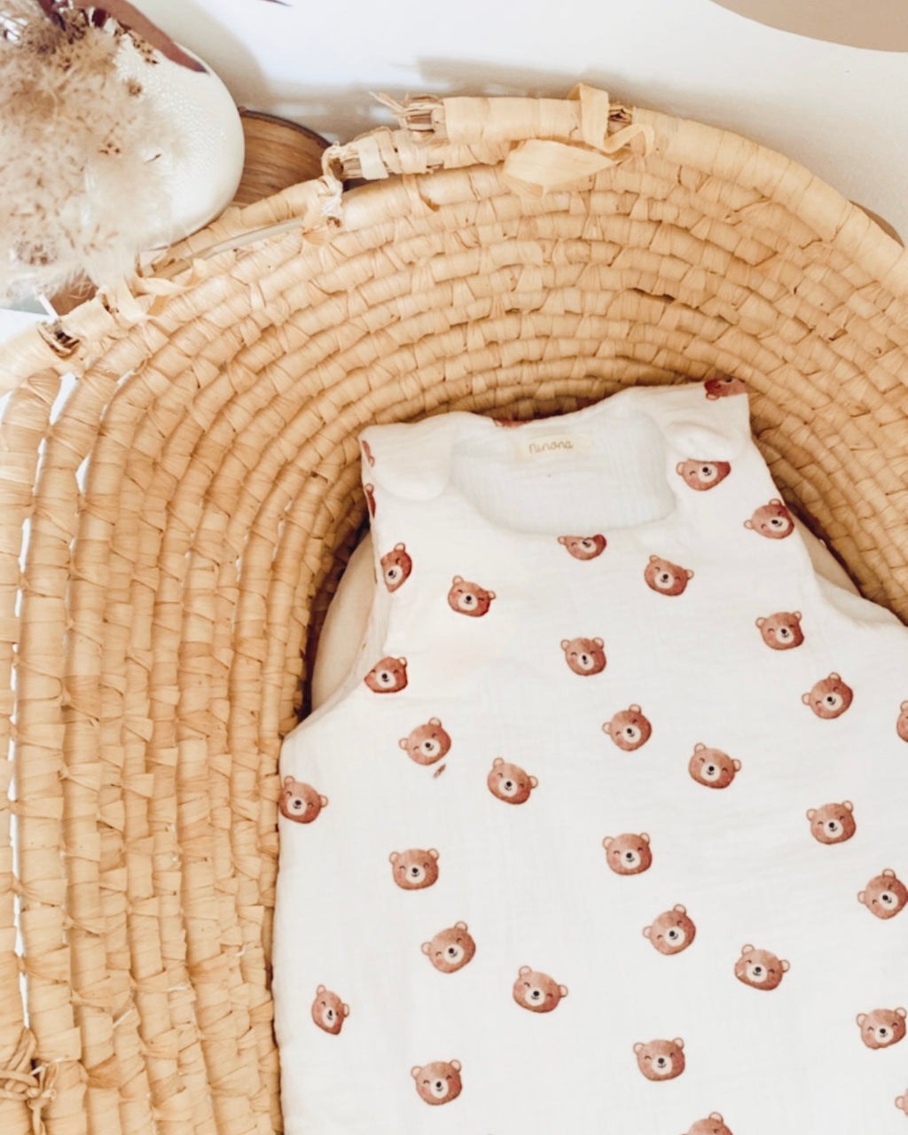 gigoteuse personnalisable, réalisée avec une double gaze de coton avec des petites têtes d'ourson. Cette turbulette peut être utilisée dès la naissance et existe en version hiver, mi saison et été.
Création originale : Ninona fait main en france