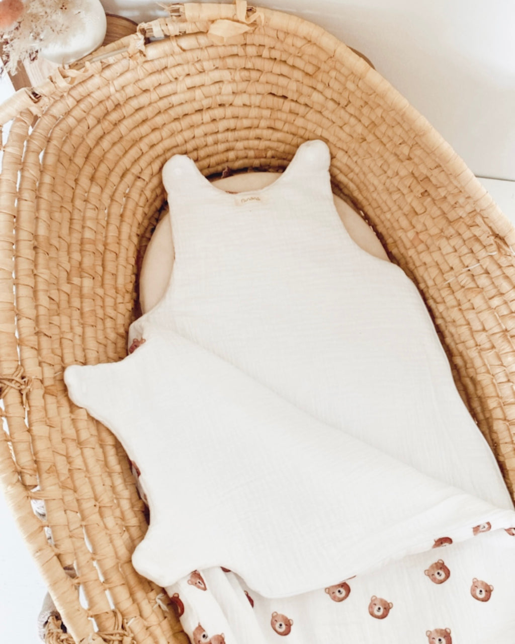 gigoteuse personnalisable, réalisée avec une double gaze de coton avec des petites têtes d'ourson. Cette turbulette peut être utilisée dès la naissance et existe en version hiver, mi saison et été.
Création originale : Ninona fait main en france