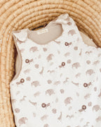 gigoteuse personnalisable avec des animaux de la savane (lion, éléphant, girafe). Réalisée en popeline de coton et double gaze de coton, cette gigoteuse pourra être utilisable dès la naissance, et elle est disponible en version été, mi saison et hiver. Cette turbulette fait main est personnalisable par broderie à la main ou flex thermocollant.
Création originale : Ninona fait main en france