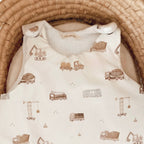 gigoteuse personnalisable fait à la main pour bébé garçon avec des motifs de tracteurs. cette gigoteuse est personnalisable, ce qui en fait une belle idée de cadeau de naissance. Cette gigoteuse est réalisable en version été, mi saison et hiver. Elle conviendras dès la naissance de bébé. Cette gigoteuse est blanche et les motifs de tracteurs et engins de chantier sont marrons. création originale ninona, 