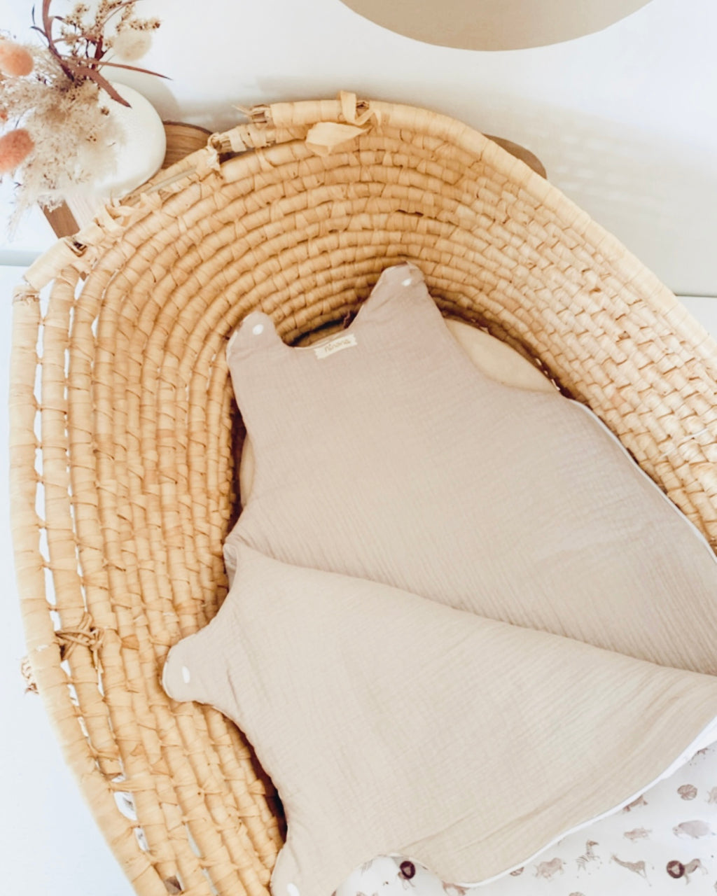 gigoteuse personnalisable avec des animaux de la savane (lion, éléphant, girafe). Réalisée en popeline de coton et double gaze de coton, cette gigoteuse pourra être utilisable dès la naissance, et elle est disponible en version été, mi saison et hiver. Cette turbulette fait main est personnalisable par broderie à la main ou flex thermocollant.
Création originale : Ninona fait main en france