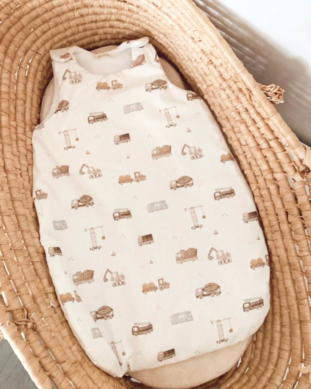 gigoteuse personnalisable fait à la main pour bébé garçon avec des motifs de tracteurs. cette gigoteuse est personnalisable, ce qui en fait une belle idée de cadeau de naissance. Cette gigoteuse est réalisable en version été, mi saison et hiver. Elle conviendras dès la naissance de bébé. Cette gigoteuse est blanche et les motifs de tracteurs et engins de chantier sont marrons. création originale ninona, 