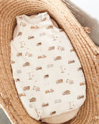 gigoteuse personnalisable fait à la main pour bébé garçon avec des motifs de tracteurs. cette gigoteuse est personnalisable, ce qui en fait une belle idée de cadeau de naissance. Cette gigoteuse est réalisable en version été, mi saison et hiver. Elle conviendras dès la naissance de bébé. Cette gigoteuse est blanche et les motifs de tracteurs et engins de chantier sont marrons. création originale ninona, 