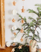 Guirlande faite main formée d’étoiles en papier kraft et de sphères blanches, attachées avec soin sur un fil très discret intégrant de petites LED chaleureuses. Le papier plié crée des volumes élégants qui tamisent la lumière. Cette création artisanale offre un style naturel et minimaliste, parfait pour décorer un intérieur, apporter une touche poétique ou embellir une ambiance douce et raffinée. ninona