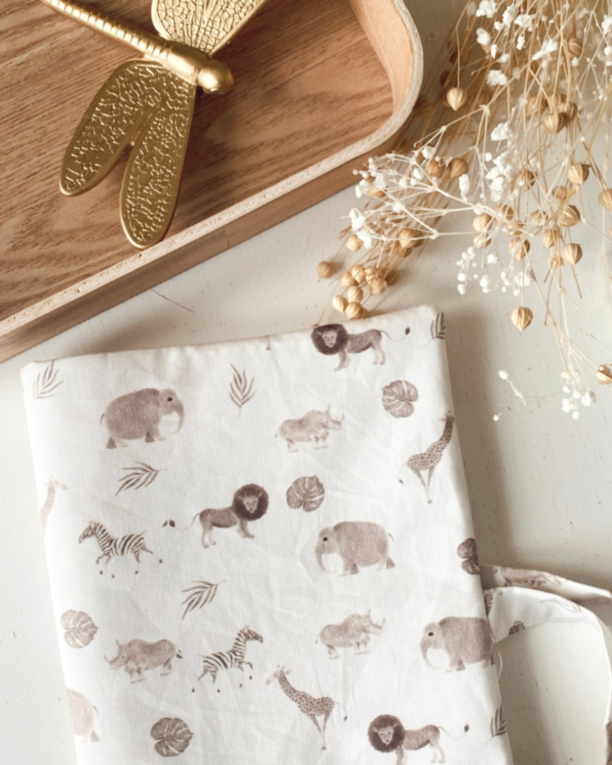 Protège carnet de santé personnalisable (flex ou broderie) avec des animaux de la savane de couleur beige (lion , zèbre, girafe).
Ce protège carnet de santé se ferme par un ruban à nouer. les rabats à l’intérieur permettent de ranger les ordonnances.
Création originale : ninona fait main en france