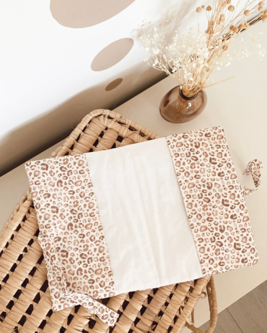 protège carnet de santé personnalisable aux motifs léopard. ce protège carnet de santé se ferme par des lanières à nouer, & à l’intérieur, des rabats permettent de ranger tous les documents importants. cette housse est dans les tons bruns et blanc
Création originale : ninona fait main en france