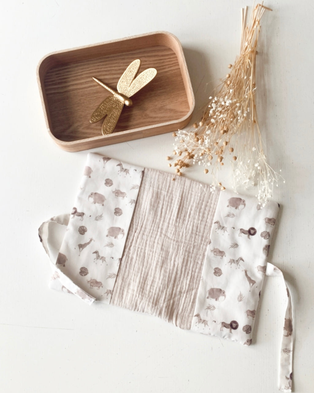 Protège carnet de santé personnalisable (flex ou broderie) avec des animaux de la savane de couleur beige (lion , zèbre, girafe).
Ce protège carnet de santé se ferme par un ruban à nouer. les rabats à l’intérieur permettent de ranger les ordonnances.
Création originale : ninona fait main en france