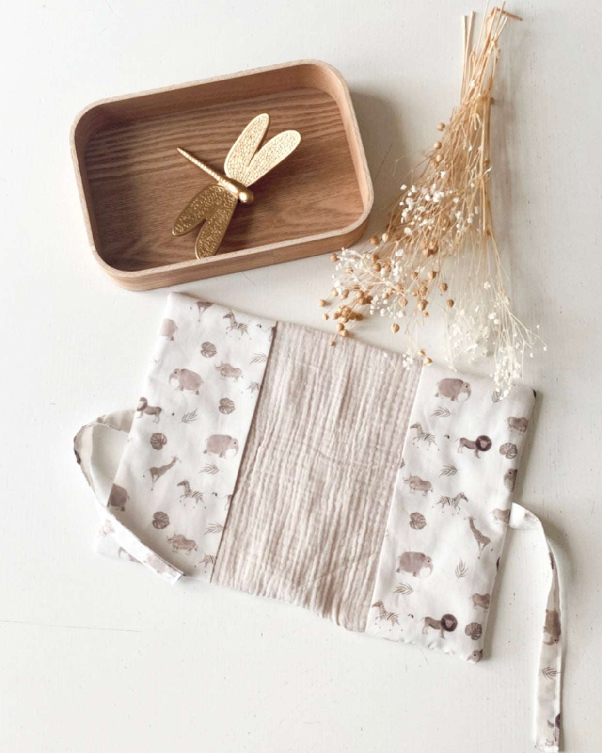 Protège carnet de santé personnalisable (flex ou broderie) avec des animaux de la savane de couleur beige (lion , zèbre, girafe).
Ce protège carnet de santé se ferme par un ruban à nouer. les rabats à l’intérieur permettent de ranger les ordonnances.
Création originale : ninona fait main en france