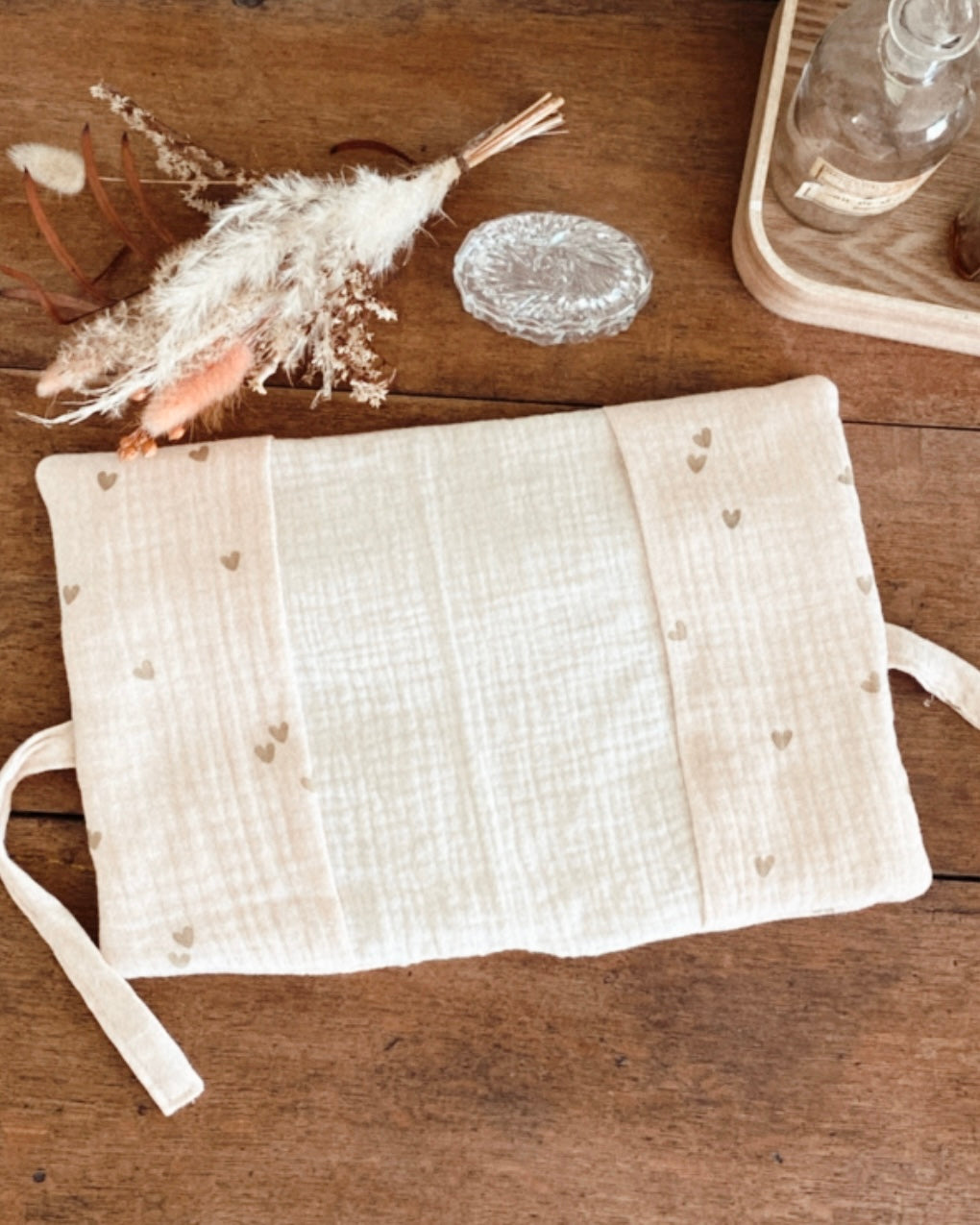 protège carnet de santé personnalisable, dans les tons beiges et écru. Cette housse de carnet de sante personnalisable est réalisée avec une double gaze de coton, avec des petits coeurs dorés.  De jolis froufrou ajoutent une touche de poèsie à cette housse de carnet de santé. Idéal comme cadeau de naissance pour une petite fille.