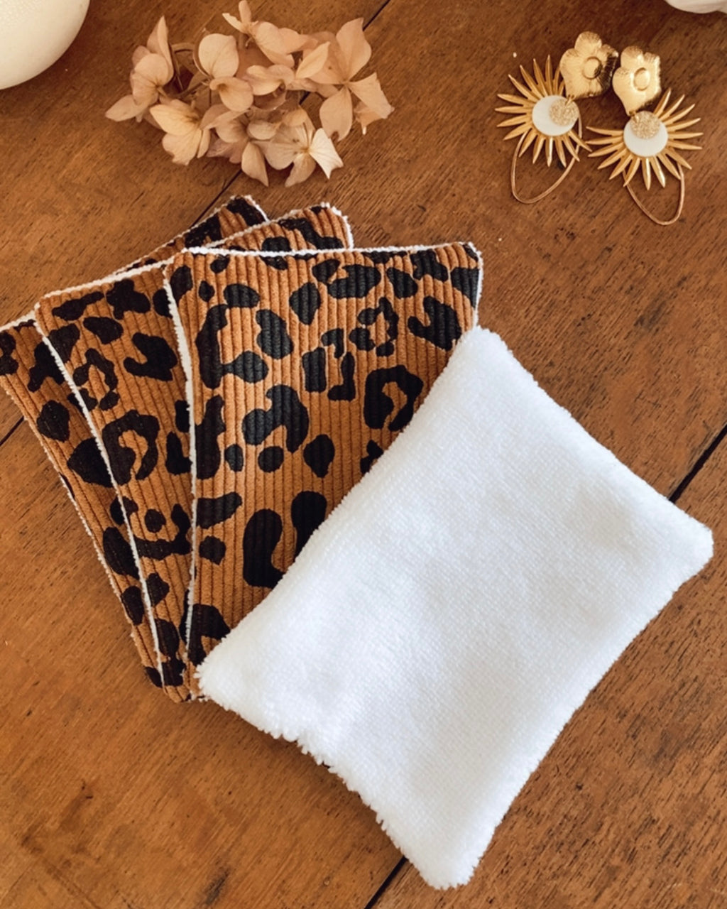 Lingettes lavables réutilisables et panière de rangement assortie en velours côtelé léopard. Création artisanale française, idéale pour adopter une routine beauté zéro déchet. La panière multifonction peut contenir maquillage, bijoux, soins ou petits objets du quotidien. Un cadeau de Noël fait main, pratique et écologique, qui soutient l’artisanat français. Parfait pour allier écologie, esthétique et utilité dans la salle de bain ou la maison.