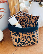 Ensemble fait main en France : lingettes lavables réutilisables en tissu et panière assortie en velours côtelé imprimé léopard. Les lingettes sont parfaites pour le démaquillage ou la toilette de bébé, et la panière sert de rangement multifonction. Un accessoire artisanal, durable et esthétique, parfait comme idée cadeau éco-responsable pour Noël, qui associe artisanat français, originalité et démarche zéro déchet. création ninona