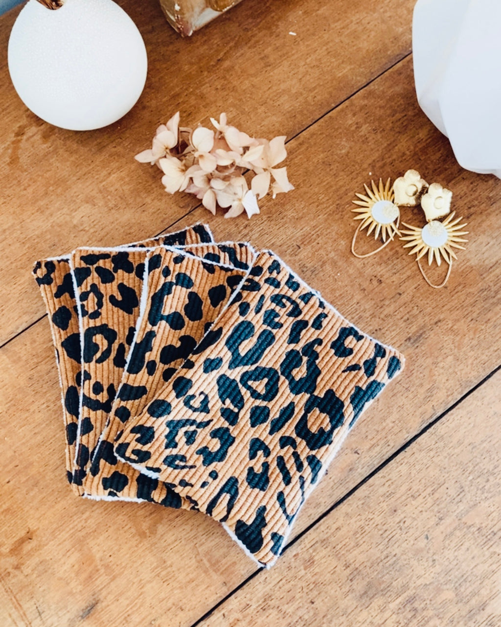 Panière en velours côtelé léopard avec ses lingettes lavables assorties. Fabrication artisanale française, idéale pour une salle de bain zéro déchet. Les lingettes remplacent les cotons jetables et la panière peut aussi organiser maquillage, bijoux ou accessoires. Un cadeau original, écologique et chic, parfait pour Noël. Fait main avec soin, ce coffret met en valeur l’artisanat français et apporte une touche déco élégante et pratique. création ninona