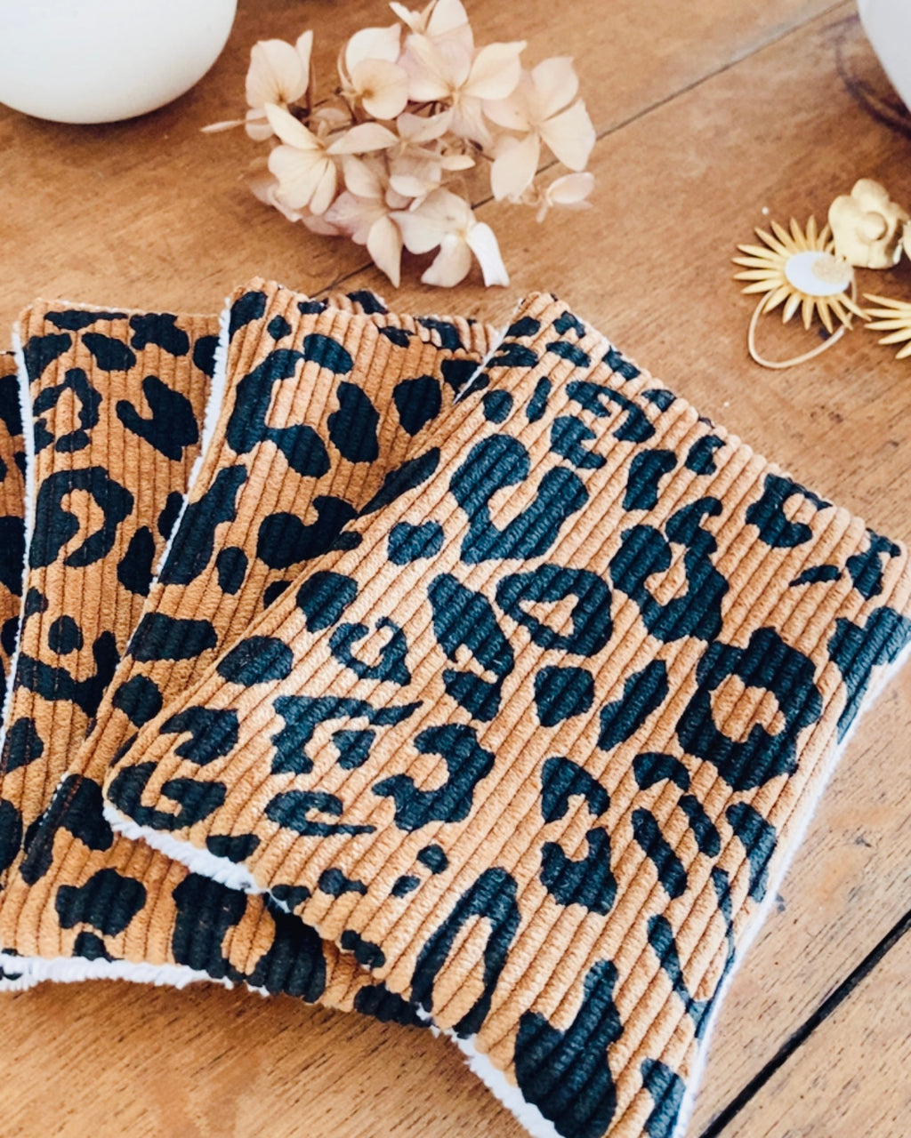 Lingettes lavables réutilisables et panière de rangement assortie en velours côtelé léopard. Création artisanale française, idéale pour adopter une routine beauté zéro déchet. La panière multifonction peut contenir maquillage, bijoux, soins ou petits objets du quotidien. Un cadeau de Noël fait main, pratique et écologique, qui soutient l’artisanat français. Parfait pour allier écologie, esthétique et utilité dans la salle de bain ou la maison. création ninona