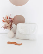 Compact et confortable, le tapis à langer de voyage est la réponse adaptée lors de vos déplacements avec bébé. Moelleux et bien épais, ce matelas à langer nomade est réalisé avec un tissu torsadé de couleur écru, et une éponge de bambou très douce et absorbante. Une fois replié, ce tapis à langer nomade ne prend pas de place et peut être facilement glissé dans le sac à langer.
Création originale : Ninona fait main en france