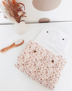 Compact et confortable, le tapis à langer de voyage est la réponse adaptée lors de vos déplacements avec bébé. Moelleux et bien épais, ce matelas à langer nomade est réalisé avec une popeline de coton aux motifs léopard, et une éponge de bambou très douce et absorbante. Une fois replié, ce tapis à langer nomade ne prend pas de place et peut être facilement glissé dans le sac à langer.
Création originale : Ninona fait main en france