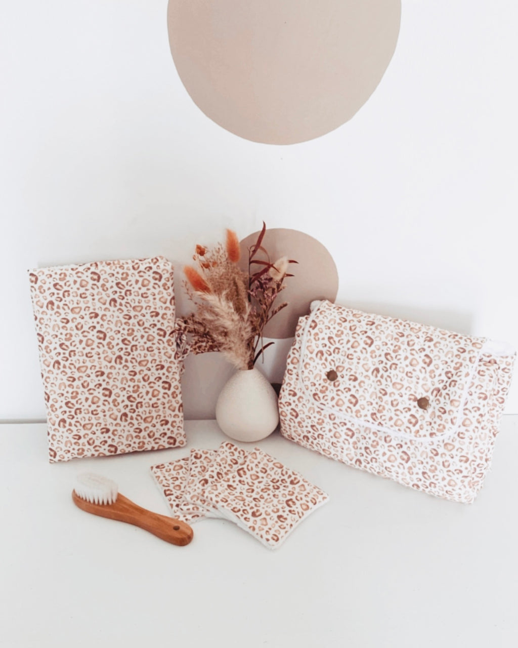 Compact et confortable, le tapis à langer de voyage est la réponse adaptée lors de vos déplacements avec bébé. Moelleux et bien épais, ce matelas à langer nomade est réalisé avec une popeline de coton aux motifs léopard, et une éponge de bambou très douce et absorbante. Une fois replié, ce tapis à langer nomade ne prend pas de place et peut être facilement glissé dans le sac à langer.
Création originale : Ninona fait main en france