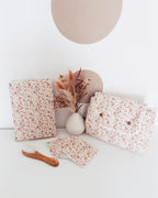 Compact et confortable, le tapis à langer de voyage est la réponse adaptée lors de vos déplacements avec bébé. Moelleux et bien épais, ce matelas à langer nomade est réalisé avec une popeline de coton aux motifs léopard, et une éponge de bambou très douce et absorbante. Une fois replié, ce tapis à langer nomade ne prend pas de place et peut être facilement glissé dans le sac à langer.
Création originale : Ninona fait main en france