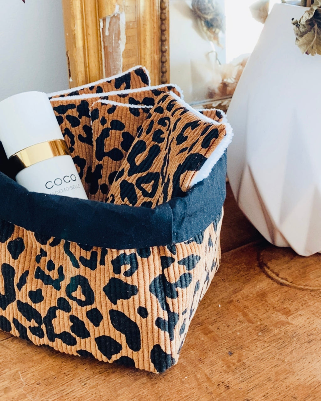 Lot artisanal de lingettes lavables en tissu et panière assortie en velours côtelé léopard. Fait main en France, idéal pour une routine beauté zéro déchet. La panière peut aussi servir de rangement pour bijoux, maquillage ou petits objets. Un cadeau de Noël parfait, pratique et élégant, qui soutient l’artisanat français et remplace les cotons jetables par une alternative écologique et réutilisable. création ninona
