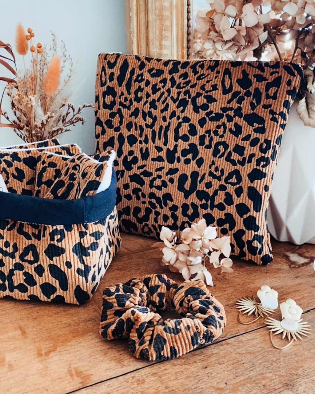 Pochette plate en velours côtelé léopard fait main en France. Accessoire élégant et pratique, parfait comme trousse de maquillage, pochette de sac ou idée cadeau artisanal pour Noël. L’imprimé léopard apporte une touche tendance et chic, idéal pour un style unique. Chaque pochette est réalisée artisanalement, mettant en valeur le savoir-faire français et la qualité du fait main. création originale ninona