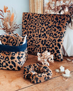 Pochette plate en velours côtelé léopard fait main en France. Accessoire élégant et pratique, parfait comme trousse de maquillage, pochette de sac ou idée cadeau artisanal pour Noël. L’imprimé léopard apporte une touche tendance et chic, idéal pour un style unique. Chaque pochette est réalisée artisanalement, mettant en valeur le savoir-faire français et la qualité du fait main. création originale ninona