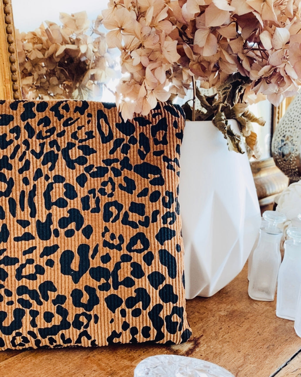 Découvrez une pochette plate en velours côtelé léopard cousue artisanalement en France. Un accessoire pratique et raffiné, parfait pour organiser vos essentiels au quotidien. Cadeau fait main idéal pour les fêtes de Noël, cette pochette unique peut s’utiliser comme trousse beauté, porte-accessoires ou pochette de voyage. Artisanat français et style tendance réunis. création originale ninona