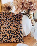 Découvrez une pochette plate en velours côtelé léopard cousue artisanalement en France. Un accessoire pratique et raffiné, parfait pour organiser vos essentiels au quotidien. Cadeau fait main idéal pour les fêtes de Noël, cette pochette unique peut s’utiliser comme trousse beauté, porte-accessoires ou pochette de voyage. Artisanat français et style tendance réunis. création originale ninona