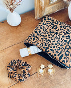 Pochette artisanale en velours côtelé léopard, réalisée à la main en France. Idéale comme cadeau de Noël original et tendance, cette trousse polyvalente peut servir de pochette de sac, trousse de voyage ou étui maquillage. L’imprimé léopard intemporel et chic fait de cette création un accessoire indispensable, qui allie élégance et praticité. création originale ninona