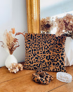 Pochette léopard en velours côtelé fabriquée à la main en France. Cette création artisanale est parfaite comme trousse maquillage, pochette de sac ou cadeau de Noël original. L’imprimé animal tendance apporte une note élégante et sauvage. Chaque pièce est unique, conçue avec soin et amour du détail, pour allier praticité et style dans un accessoire artisanal français. création originale ninona