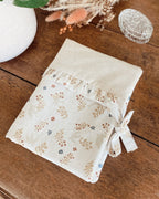 protège carnet de santé personnalisable, dans les tons beiges et écru. De jolis froufrou ajoutent une touche de poèsie à cette housse de carnet de santé. Des motifs fleuris et des petites hirondelles rendent ce protège carnet idéale comme cadeau de naissance pour une petite fille.