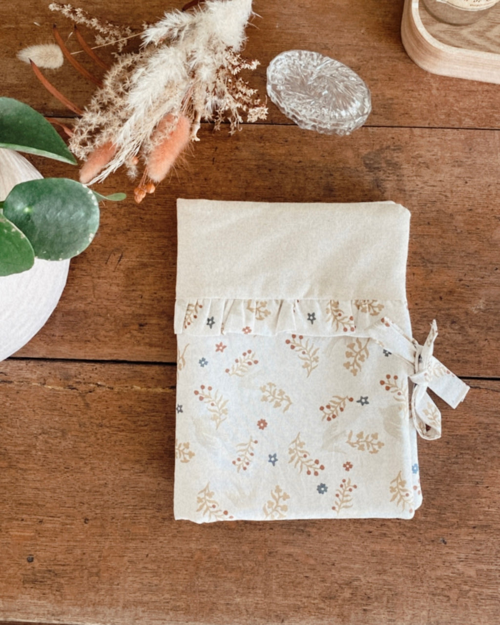 protège carnet de santé personnalisable, dans les tons beiges et écru. De jolis froufrou ajoutent une touche de poèsie à cette housse de carnet de santé. Des motifs fleuris et des petites hirondelles rendent ce protège carnet idéale comme cadeau de naissance pour une petite fille.