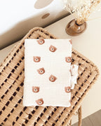 Protège carnet de santé personnalisable en double gaze de coton de couleur blanc cassé, avec des motifs de petits oursons de couleur brun.
ce protège carnet de santé est mixte et ira aussi bien à une petite fille qu’à un petit garçon.
Création originale : Ninona fait main en france