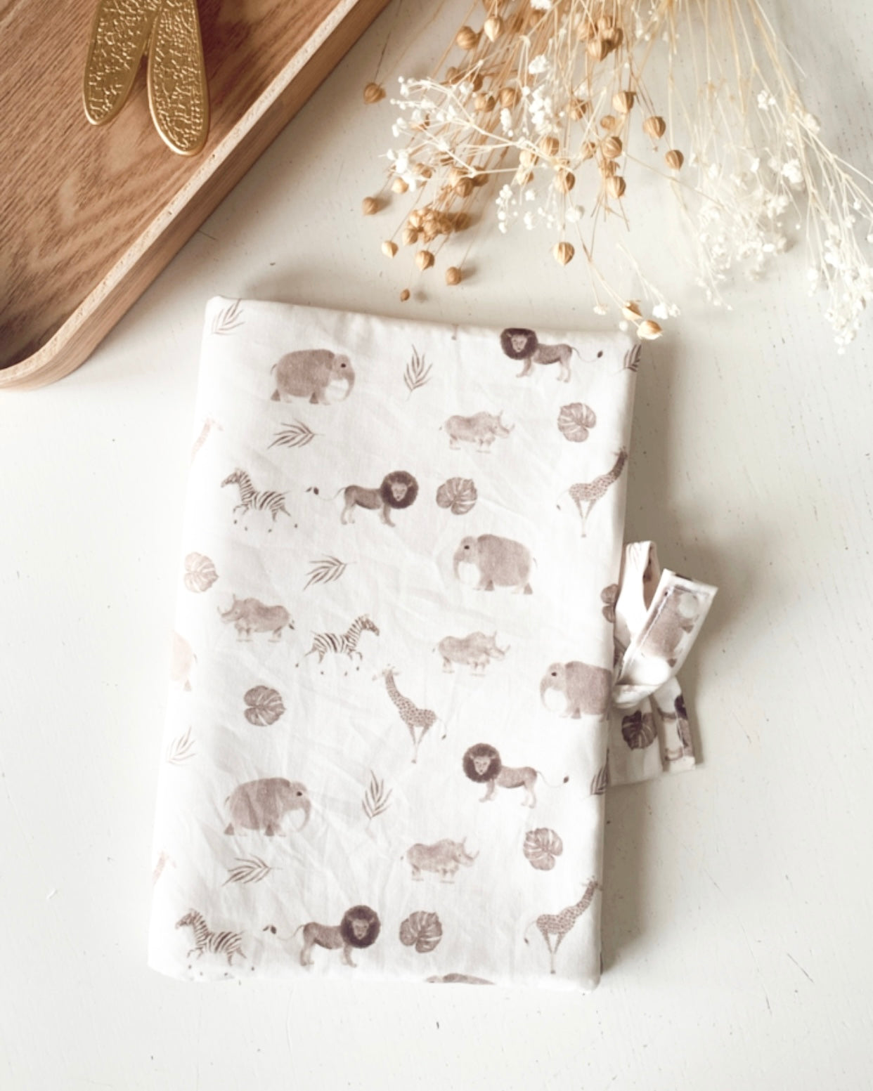 Protège carnet de santé personnalisable (flex ou broderie) avec des animaux de la savane de couleur beige (lion , zèbre, girafe).
Ce protège carnet de santé se ferme par un ruban à nouer. les rabats à l’intérieur permettent de ranger les ordonnances.
Création originale : ninona fait main en france