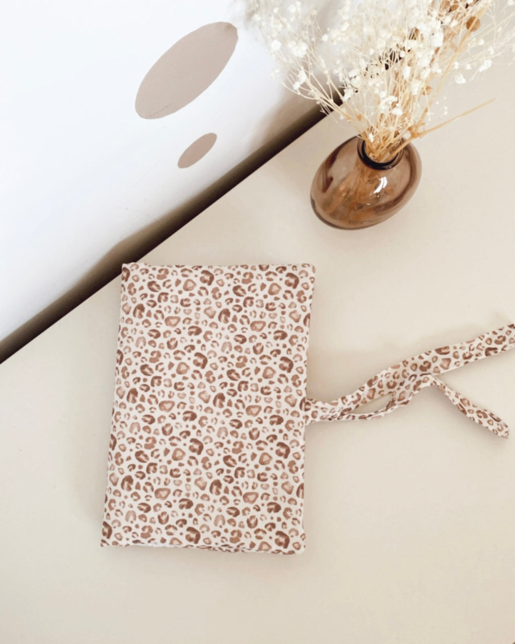 protège carnet de santé personnalisable aux motifs léopard. ce protège carnet de santé se ferme par des lanières à nouer, & à l’intérieur, des rabats permettent de ranger tous les documents importants. cette housse est dans les tons bruns et blanc
Création originale : ninona fait main en france