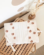 Protège carnet de santé personnalisable en double gaze de coton de couleur blanc cassé, avec des motifs de petits oursons de couleur brun.
ce protège carnet de santé est mixte et ira aussi bien à une petite fille qu’à un petit garçon.
Création originale : Ninona fait main en france