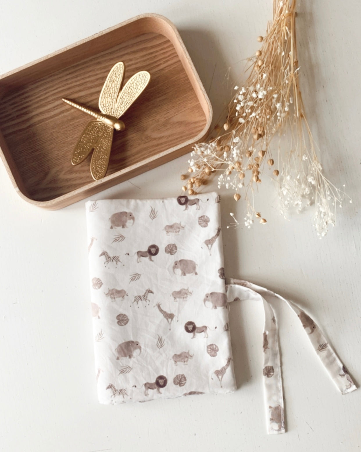 Protège carnet de santé personnalisable (flex ou broderie) avec des animaux de la savane de couleur beige (lion , zèbre, girafe).
Ce protège carnet de santé se ferme par un ruban à nouer. les rabats à l’intérieur permettent de ranger les ordonnances.
