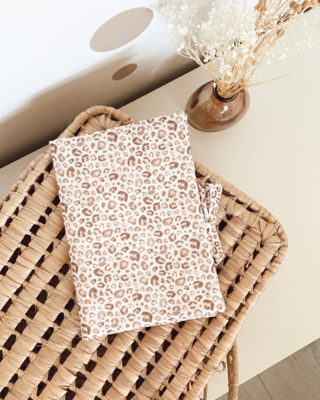 protège carnet de santé personnalisable aux motifs léopard. ce protège carnet de santé se ferme par des lanières à nouer, & à l’intérieur, des rabats permettent de ranger tous les documents importants. cette housse est dans les tons bruns et blanc
Création originale : ninona fait main en france