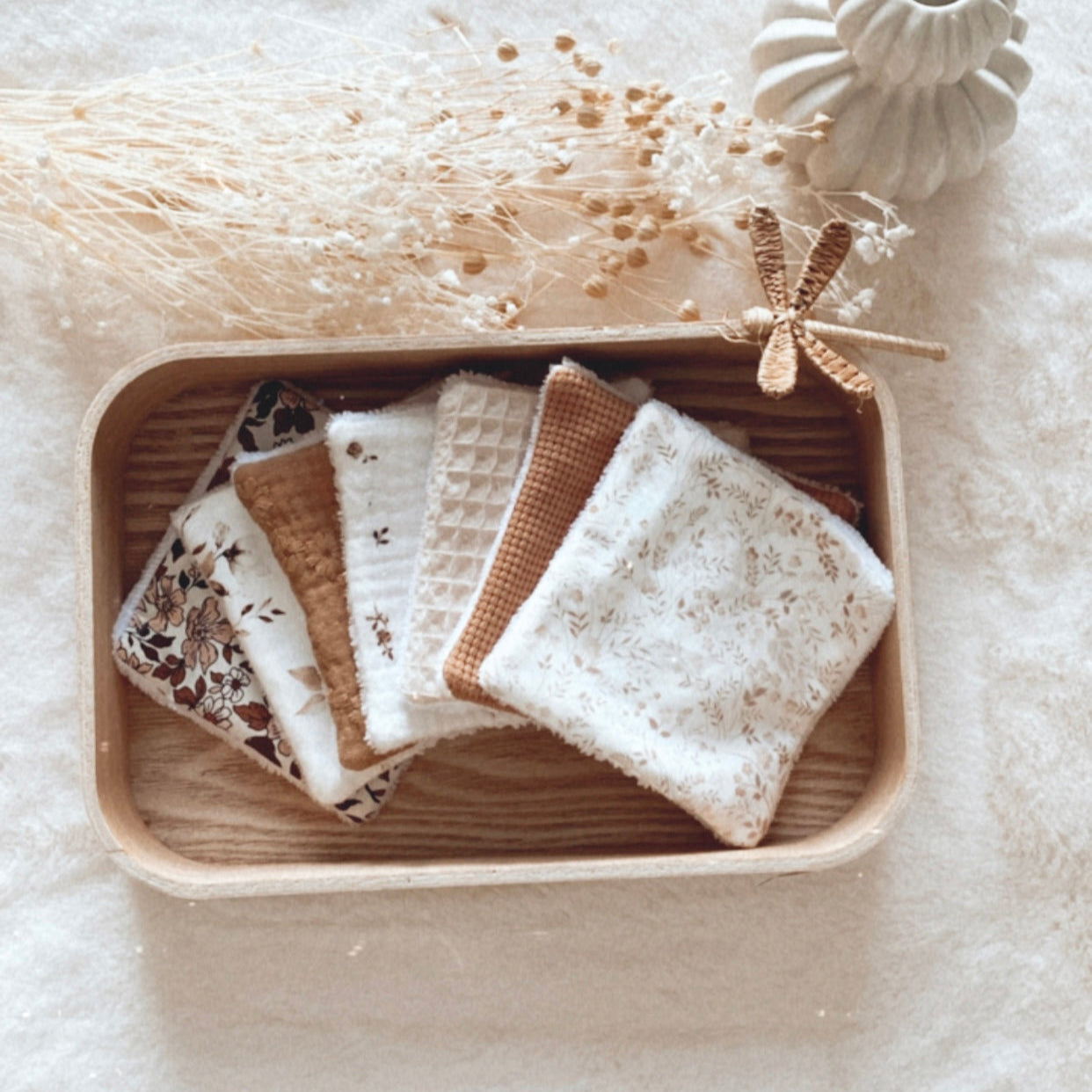 lot de lingettes lavables dans les tons de beige et de marron. Semainier de lingettes en éponge de bambou.
Création originale : Ninona fait main en France