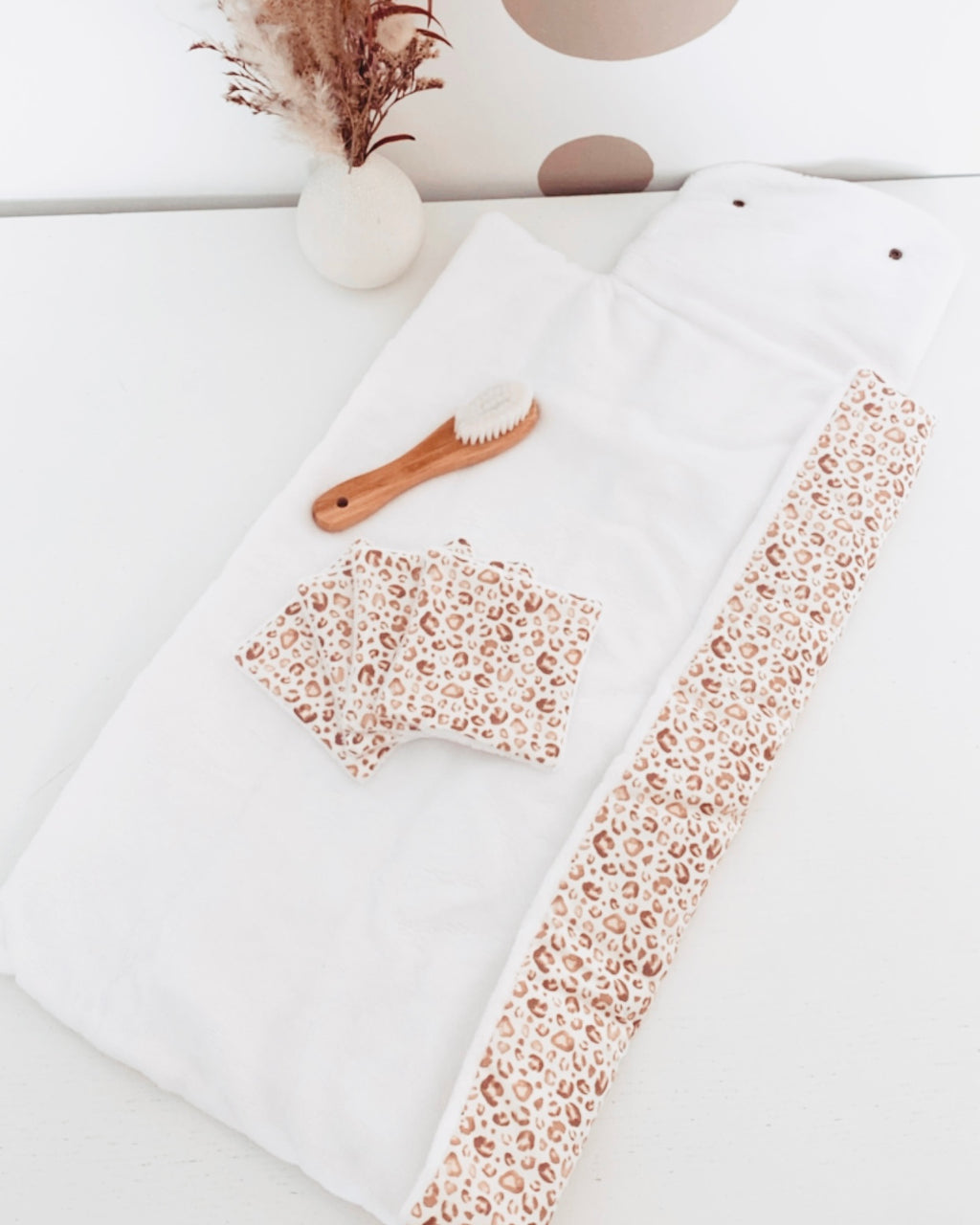 Compact et confortable, le tapis à langer de voyage est la réponse adaptée lors de vos déplacements avec bébé. Moelleux et bien épais, ce matelas à langer nomade est réalisé avec une popeline de coton aux motifs léopard, et une éponge de bambou très douce et absorbante. Une fois replié, ce tapis à langer nomade ne prend pas de place et peut être facilement glissé dans le sac à langer.
Création originale : Ninona fait main en france