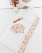 Compact et confortable, le tapis à langer de voyage est la réponse adaptée lors de vos déplacements avec bébé. Moelleux et bien épais, ce matelas à langer nomade est réalisé avec une popeline de coton aux motifs léopard, et une éponge de bambou très douce et absorbante. Une fois replié, ce tapis à langer nomade ne prend pas de place et peut être facilement glissé dans le sac à langer.
Création originale : Ninona fait main en france