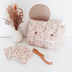 Compact et confortable, le tapis à langer de voyage est la réponse adaptée lors de vos déplacements avec bébé. Moelleux et bien épais, ce matelas à langer nomade est réalisé avec une popeline de coton aux motifs léopard, et une éponge de bambou très douce et absorbante. Une fois replié, ce tapis à langer nomade ne prend pas de place et peut être facilement glissé dans le sac à langer.
Création originale : Ninona fait main en france